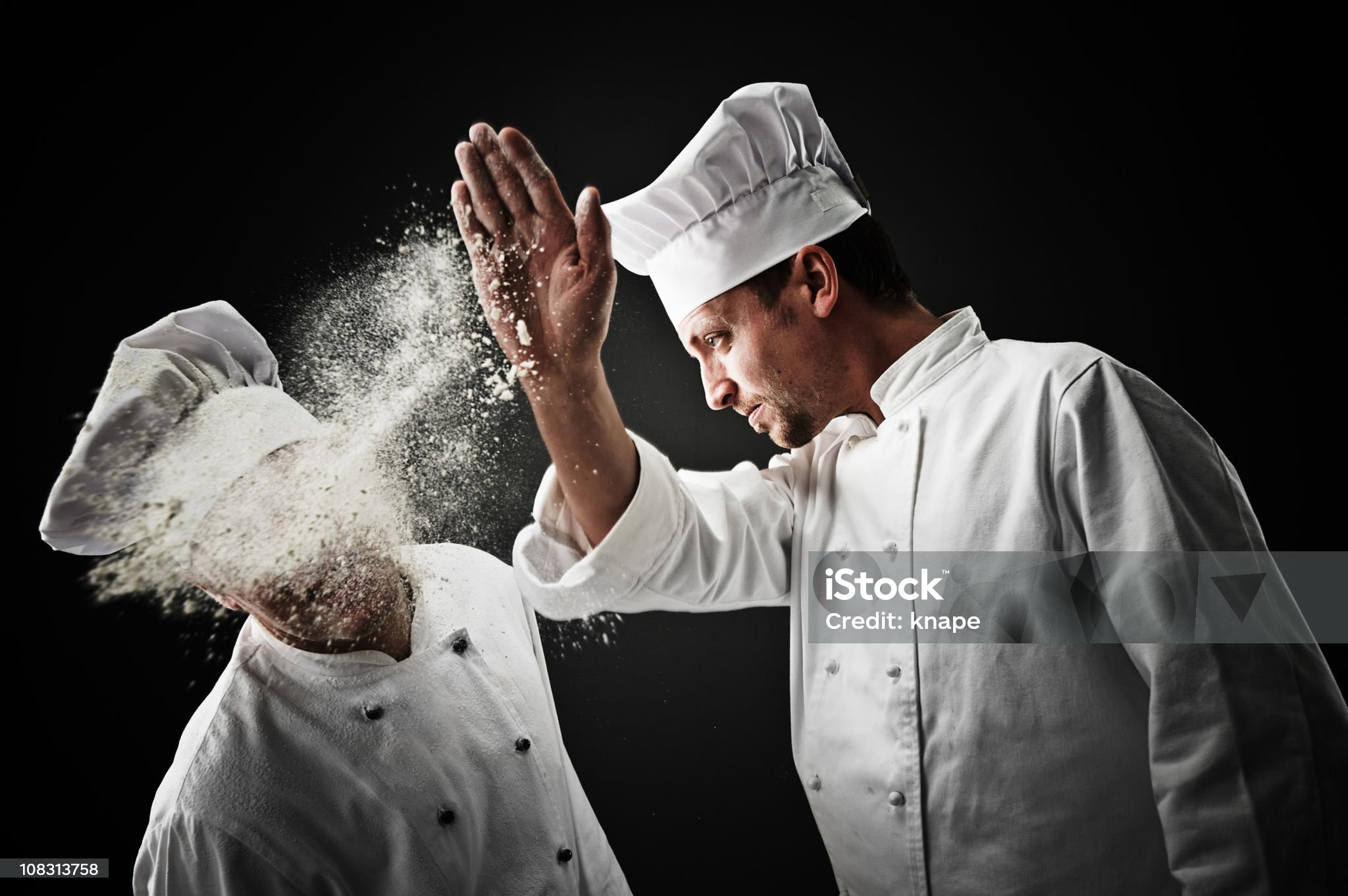 2 koks aan het werk in de keuken